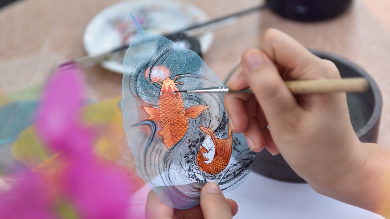 Vẽ tranh Đông Hồ trên lá bồ đề